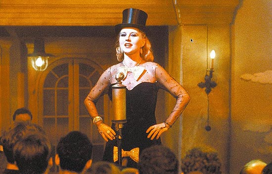 Hanna Schygulla durante cena do filme "Lili Marlene", com direo de Rainer Werner Fassbinder