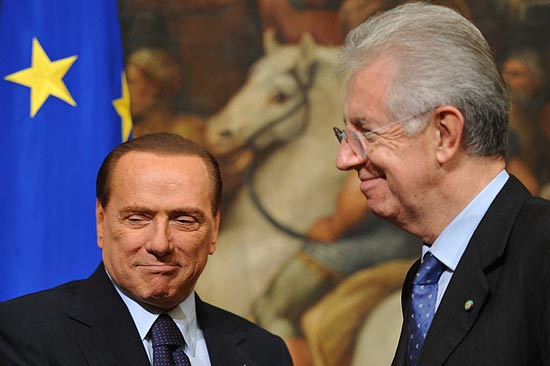 Silvio Berlusconi ( esquerda) ao lado do primeiro-ministro da Itlia, Mario Monti 