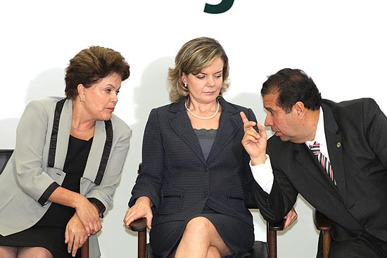 A presidente Dilma Rousseff e os ministros Gleisi Hoffmann e Carlos Lupi, no Palcio do Planalto