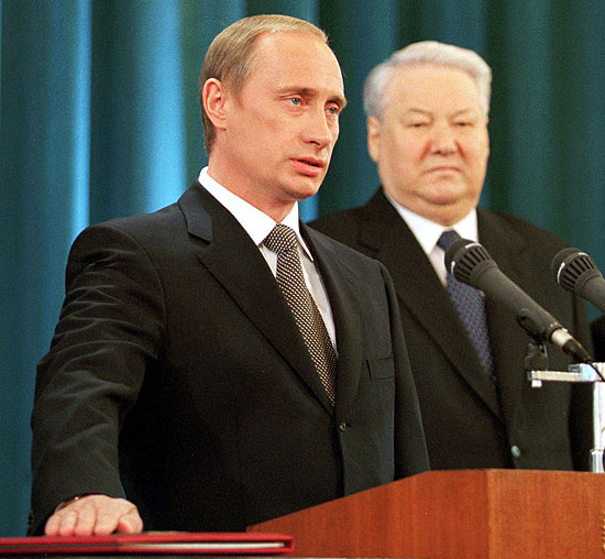 Observado pelo ex-presidente Boris Ieltsin, Vladimir Putin toma posse como presidente russo, em 2000 