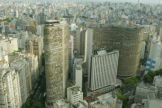 Vista area do centro de So Paulo, com os edifcios Itlia ( esq) e Copan ( dir)