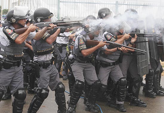 Policias em confrontos com moradores durante reintegrao de posse do Pinheirinho, em So Jose dos Campos (SP)