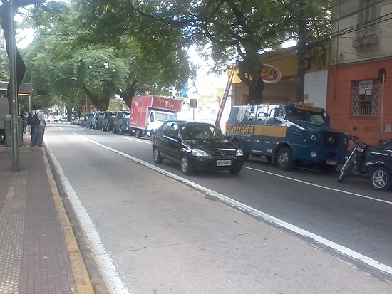 Carros blindados da empresa Protege estacionados na rua Cato, na Lapa, em So Paulo