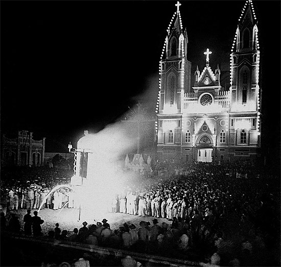 Fiéis em frente à Igreja de São Francisco de Assis, no Ceará, em foto de Marcel Gautherot