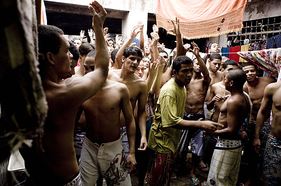 Detentos na carceragem da delegacia de Novo Horizonte, na região metropolitana de Vitória (ES)