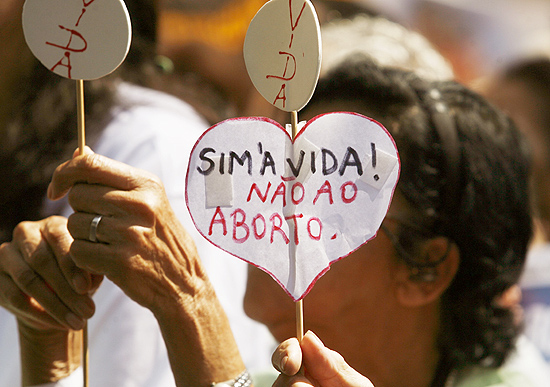 Pessoas protestam contra o aborto na praa da S, em So Paulo
