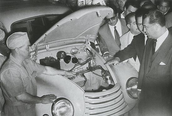 Juscelino Kubitschek visita fbrica de automveis, em foto de 1956