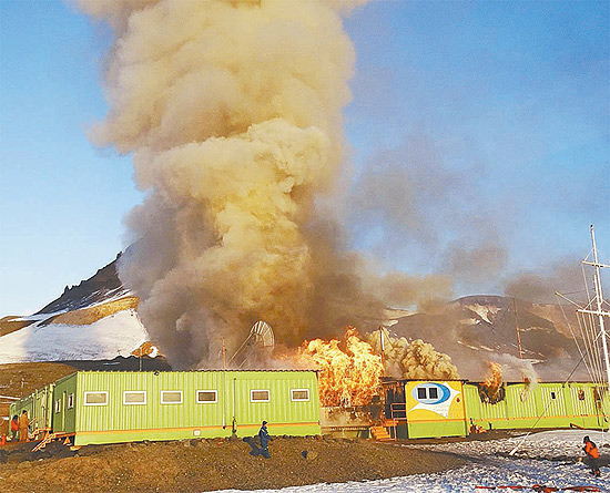 Incndio que destruiu a Estao Comandante Ferraz, em fevereiro, na Antrtida