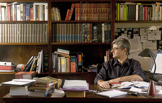 o jornalista Oscar Pilagallo, em seu escritrio, participa de debate sobre imprensa paulista na segunda (26)