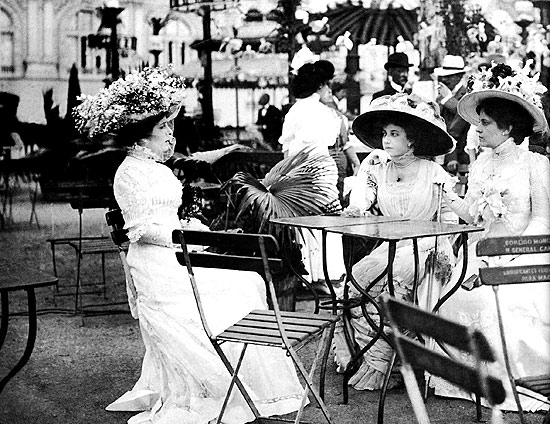 Moas conversam em um caf durante a Exposio Nacional, em foto de 1908 