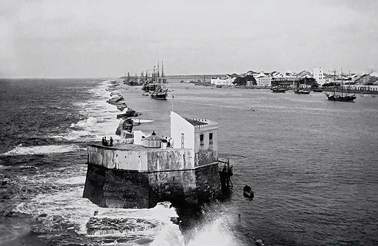 Arrecifes e porto do Recife, em foto de 1875