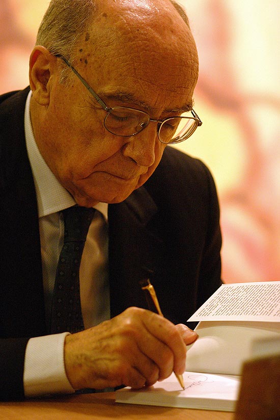 O escritor portugus Jos Saramago autografa seu livro "As Intermitncias da Morte" durante lanamento, em So Paulo