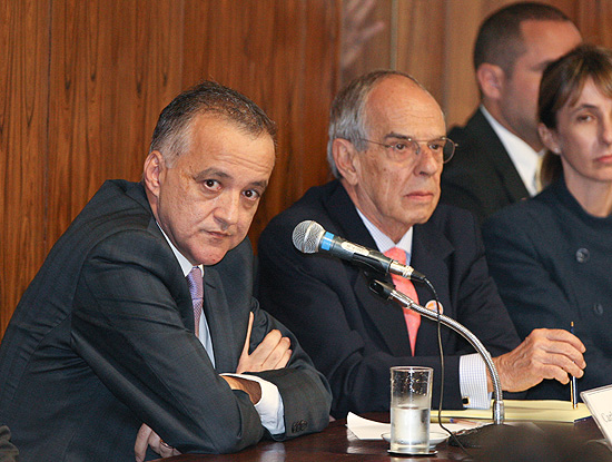 Cachoeira (à esq.) ao lado do advogado Márcio Thomaz Bastos durante depoimento à CPI no Congresso 