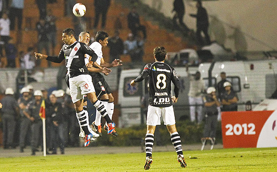 Diego Souza disputa bola com Ralf e Paulinho, no Pacaembu 
