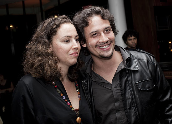 Os atores Glaucia Libertini e Leonardo Cortez participam de leitura dramtica na *Folha*, na segunda