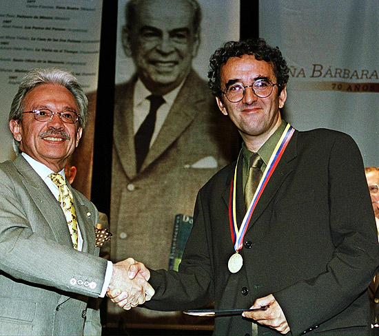 O chileno Roberto Bolano (1953-2003) recebe o Prmio Rmulo Gallegos de 1999, na Venezuela