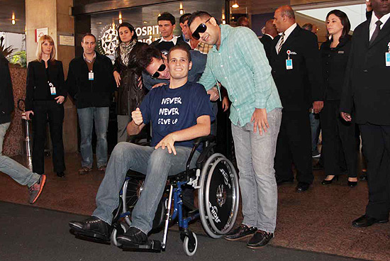 Pedro Leonardo deixou o Hospital Srio-Libans acompanhado do pai, o cantor Leonardo, e do primo Thiago (em p)
