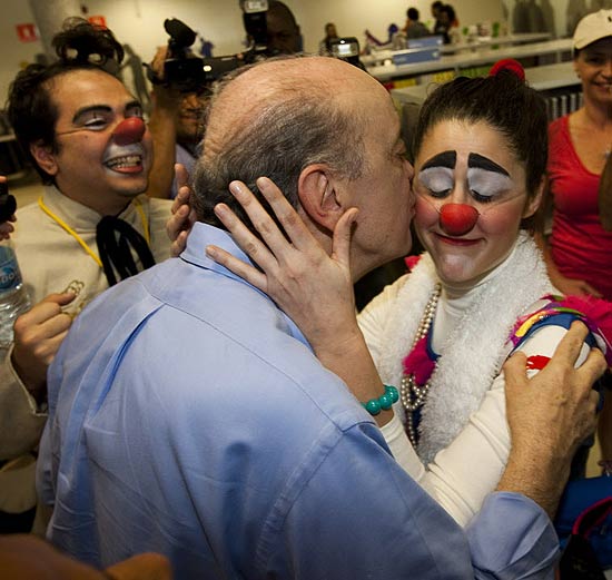 O candidato José Serra beija atriz de teatro 