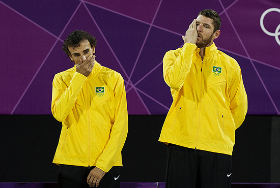 A dupla brasileira Emanuel Rego ( esq.) e Alison Cerutti recebem a medalha de prata em Londres-2012