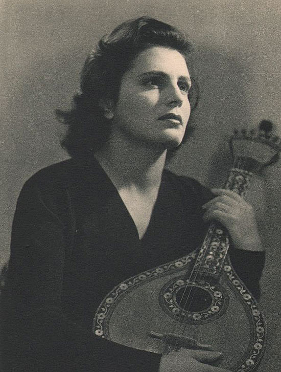 A cantora portuguesa Amlia Rodrigues, em foto da dcada de 1940 (Arquivo/LIS/AP) ***DIREITOS RESERVADOS. NO PUBLICAR SEM AUTORIZAO DO DETENTOR DOS DIREITOS AUTORAIS E DE IMAGEM***