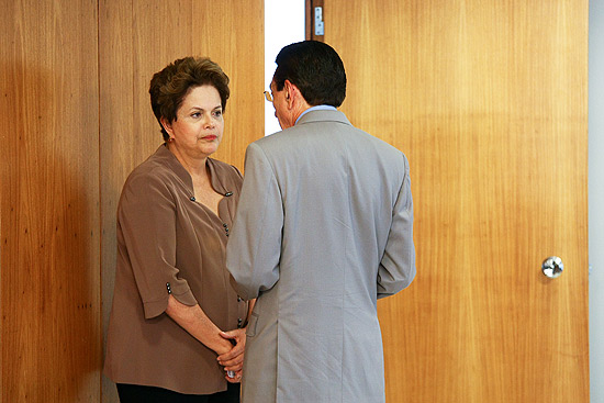 Presidente Dilma Rousseff e o ministro Edison Lobao durante cerimnia no Palcio do Planalto
