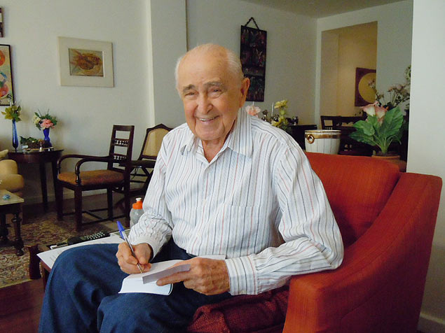 O brigadeiro-do-ar Rui Moreira Lima, que lutou na Segunda Guerra Mundial e depois foi perseguido na Ditadura Militar, em sua casa em agosto de 2012. Ele morreu ontem, aos 94 anos 