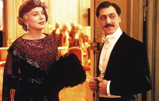 Catherine Deneuve e Marcello Mazzarella em cena de "O Tempo Redescoberto (1999)", baseado na obra de Marcel Proust
