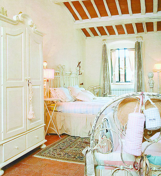 Quarto de residncia na regio de Chianti tem camas de ferro do sculo 19 e bero em ferro forjado e pintado de branco