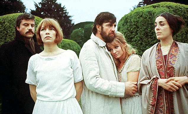 Oliver Reed, Glenda Jackson, Alan Bates, Jennie Linden e Eleanor Bron em cena de "Mulheres Apaixonadas", adaptao de Ken Russell para a obra de D. H. Lawrence 
