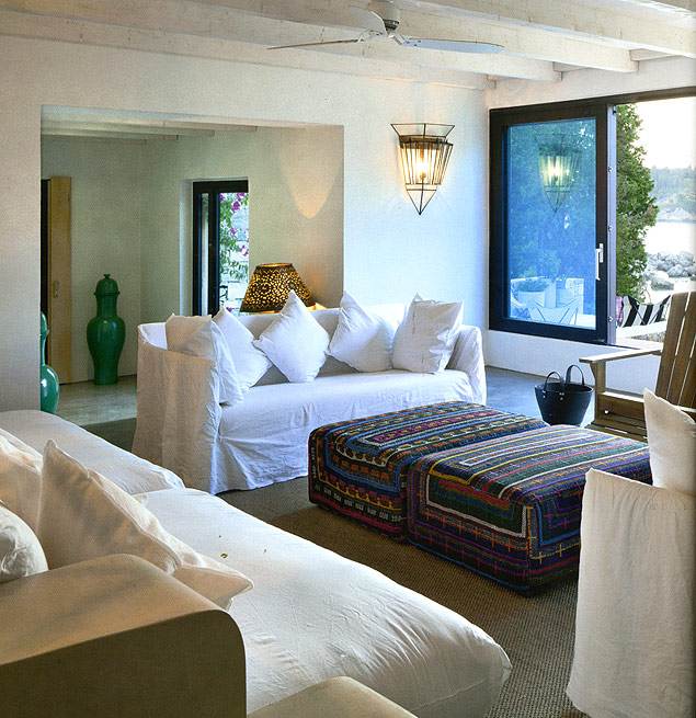Sala com sof central e arandela de inspirao marroquinha, em casa na ilha grega de Pxos 