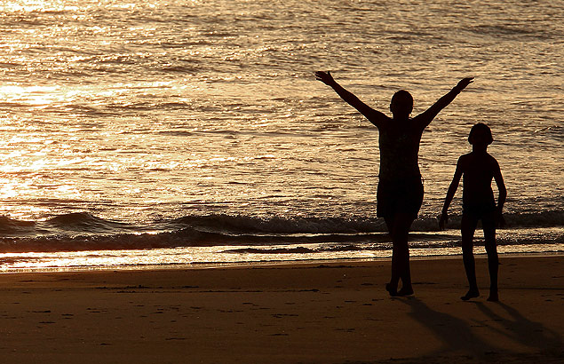 Turistas em final de tarde na praia de Juquehy, em So Sebastio (SP)
