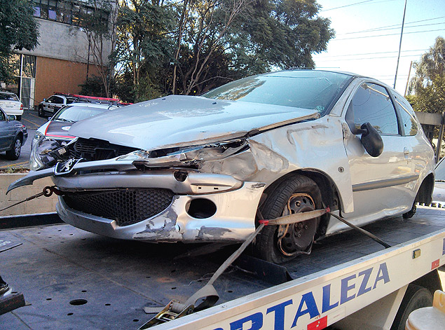 Peugeot 206 do publicitrio Deco Nowill teve perda total aps ser atingido por carro que participava de racha 