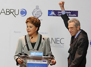 Dilma Rousseff e Plínio de Arruda Sampaio na chegada ao debate promovido pela CNBB em Taguatinga (DF)