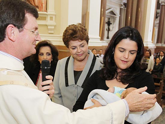 Dilma Rousseff esteve hoje em Porto Alegre para participar da cerimônia de batismo do neto Gabriel