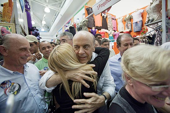 José Serra fez corpo a corpo nesta sexta-feira em Osasco, na Grande São Paulo