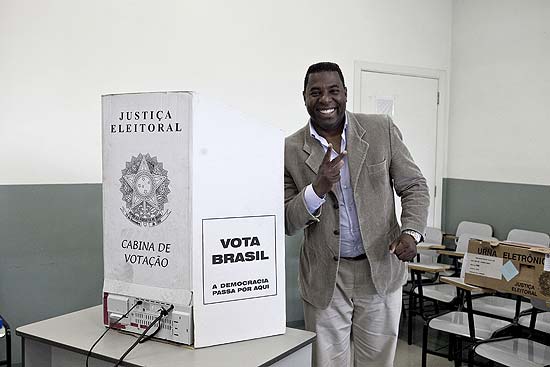 O ento candidato ao Senado Netinho de Paula (PCdoB) aps votar nas eleies de 2010