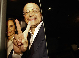 Geraldo Alckmin ao lado da mulher, Lu Alckmin, na van que os levou at a Barra Funda para comemorar sua eleio