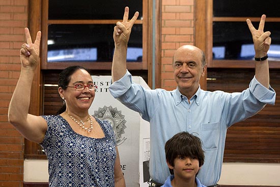Acompanhado da mulher e do neto, José Serra vota na zona oeste de São Paulo
