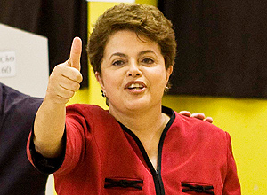 Dilma acena após o voto, em Porto Alegre
