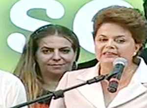 A prefeita de Fortaleza, Luizianne Lins (a segunda de esquerda para direita) durante o discurso de Dilma como presidente eleita