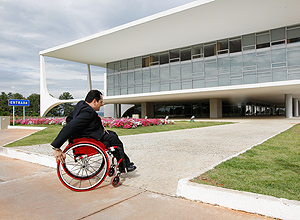 Jairo Marques chegando ao Palácio do Planalto, onde o piso dificulta a locomoção de cadeirantes; veja fotos