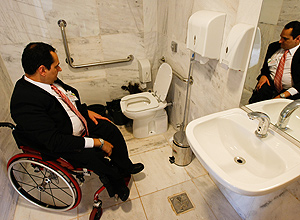 Jairo Marques no banheiro adaptado do 2° andar do Palácio do Planalto, que serve de depósito; veja fotos