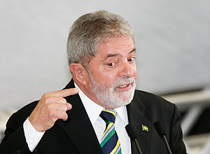 Lula embarca em seu primeiro voo comercial em oito anos