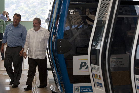 O ento presidente Lula e o governador Srgio Cabral (PMDB) durante a inaugurao simblica do telefrico