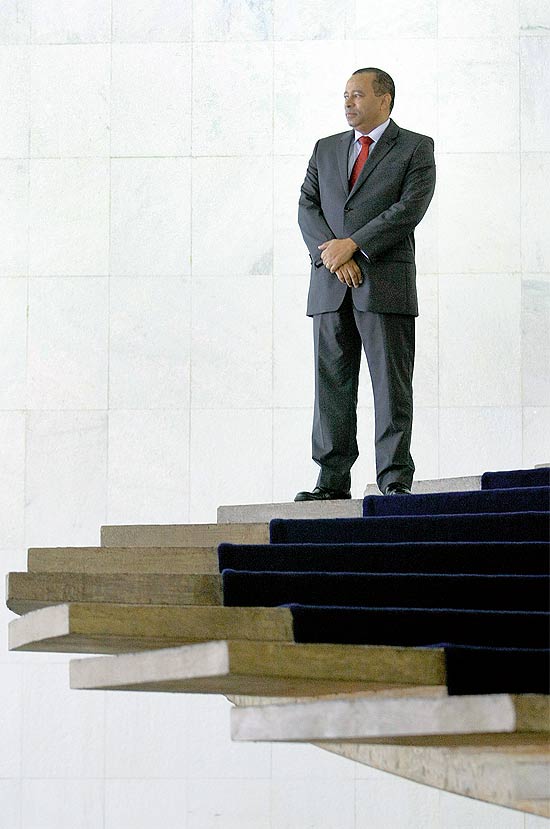 Embaixador Benedicto Fonseca Filho, na escadaria do Itamaraty, em Brasília
