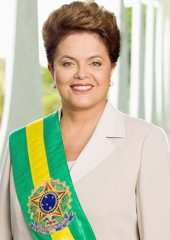 Governo abriu licitao para fornecedora de canudos de papelo que iro embalar 12.000 fotos de Dilma