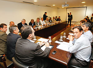 Nelson Barbosa, Gilberto Carvalho e Carlos Lupi recebem representantes das centrais sindicais no Palacio do Planalto.