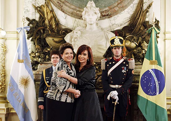 Dilma é recebida na Argentina com abraço pela presidente Cristina Kirchner