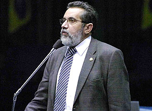 O ex-senador Gilvam Borges (PMDB-AC) durante discurso no plenário do Senado