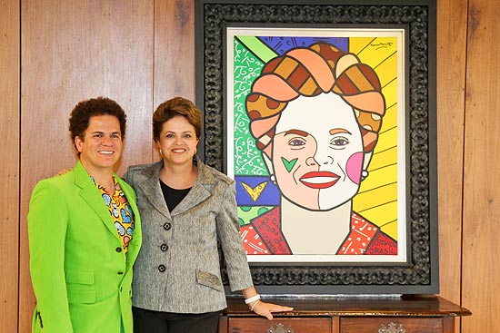 Dilma posa ao lado de quadro recebido do artista plástico Romero Britto, no Palácio do Planalto) Foto: Roberto Stuckert Filho/PR